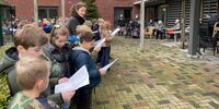 leerlingen zingen voor Lingesteyn